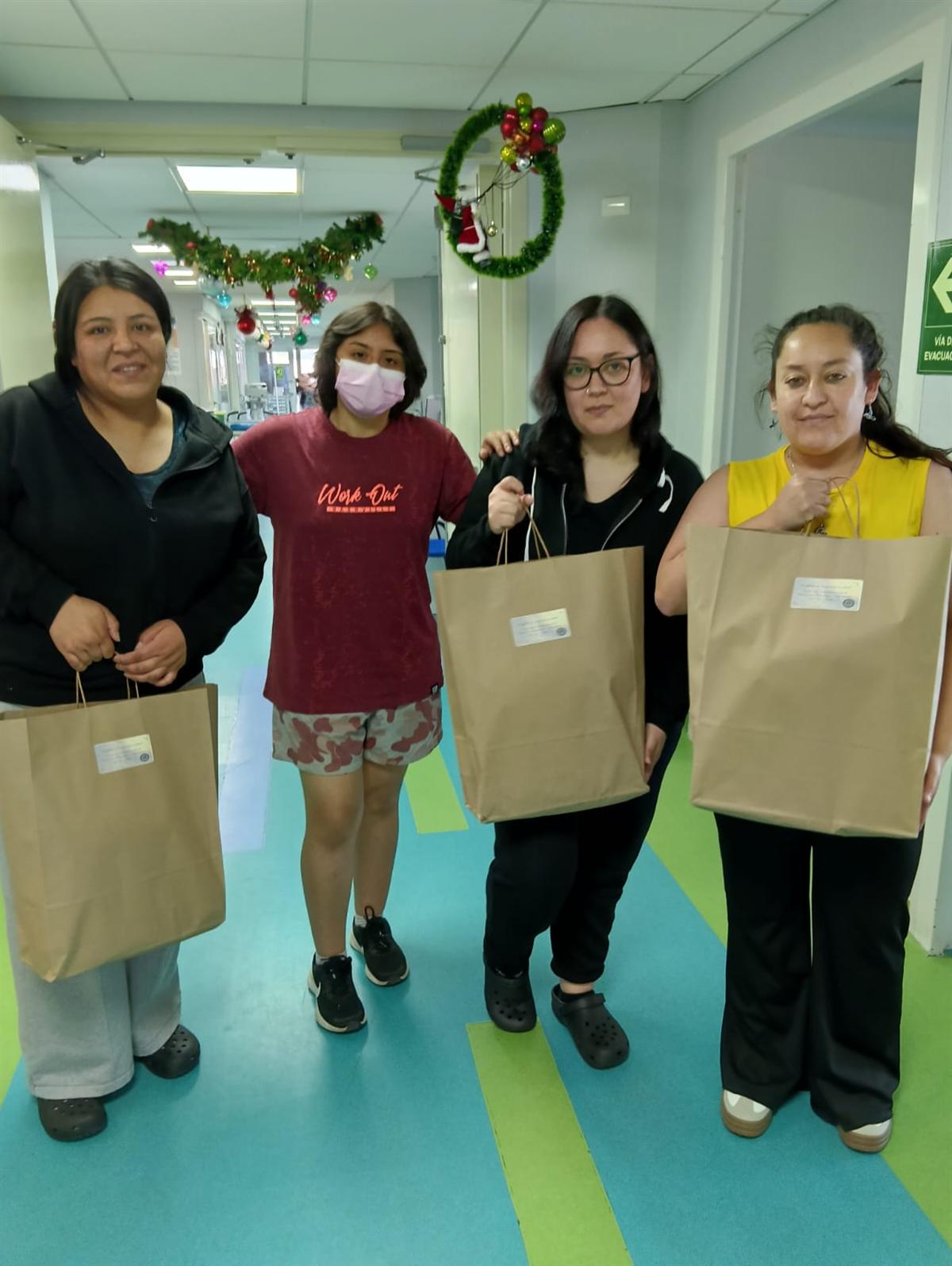 Entrega de bolsas navideñas