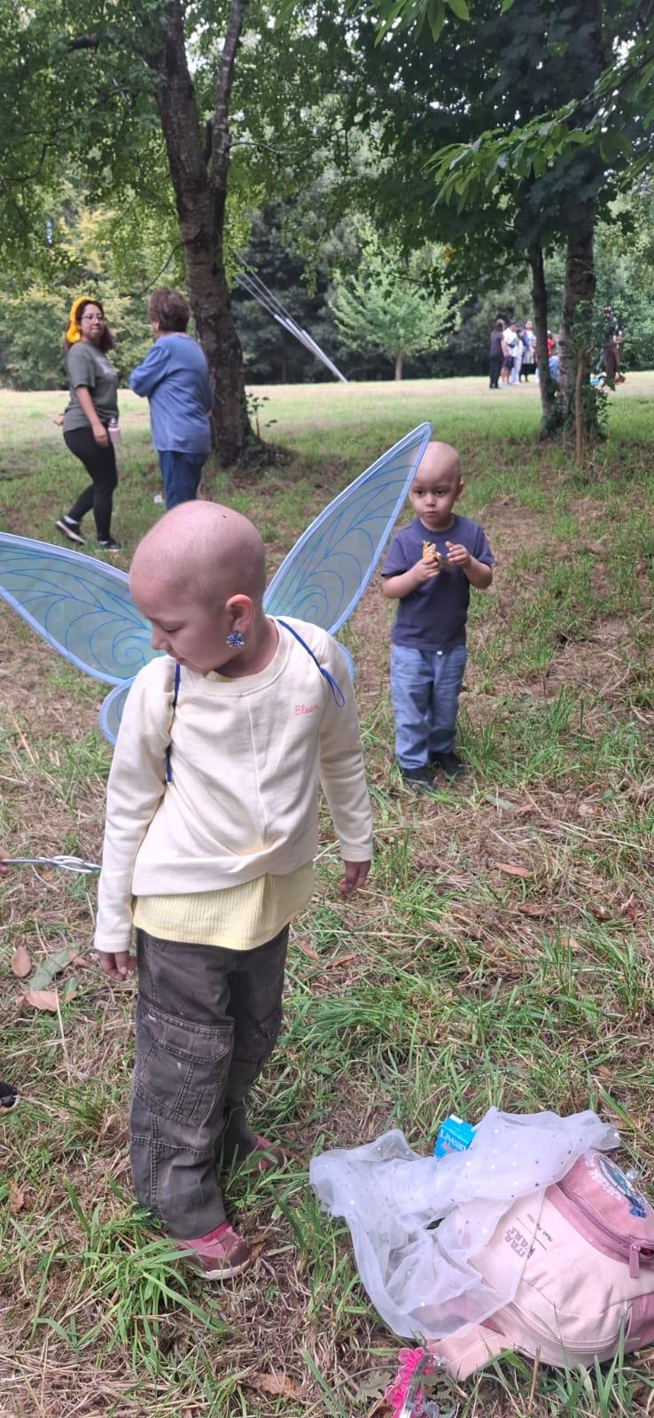 Niños con alas en parque